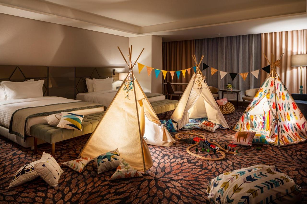 Grand Hotel Millennium Sofia Ngoại thất bức ảnh Family room at the Conrad Hong Kong